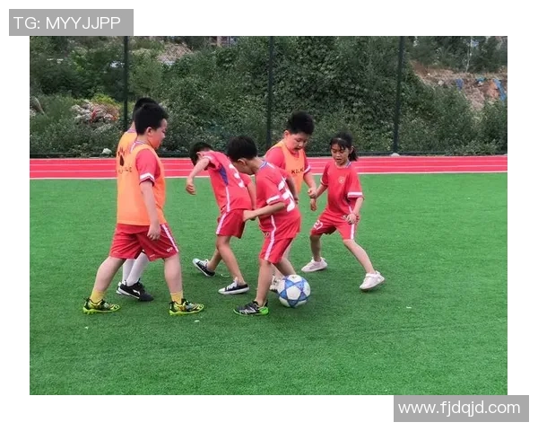 足球明星与抓娃娃的趣味瞬间精彩合集，展现运动员生活中的另一面